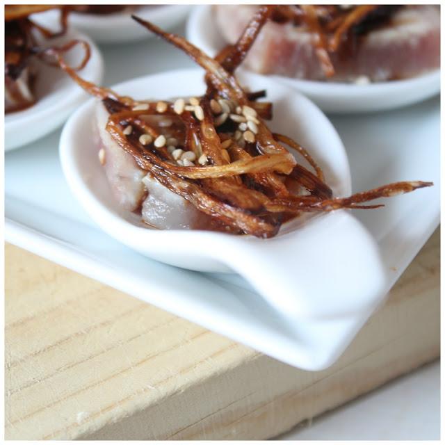 tataki de atún con vinagreta de jengibre y sésamo - tuna tataki with giger vinaigrette and sesame seeds