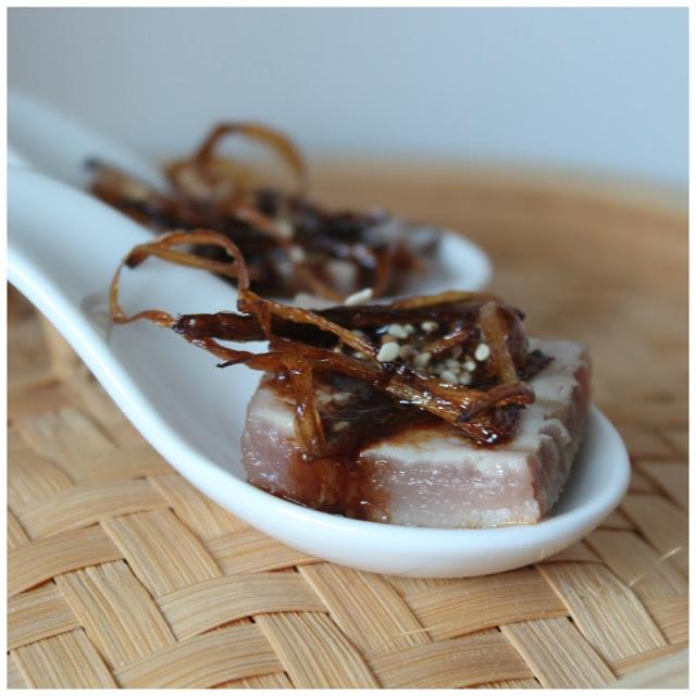 tataki de atún con vinagreta de jengibre y sésamo - tuna tataki with giger vinaigrette and sesame seeds
