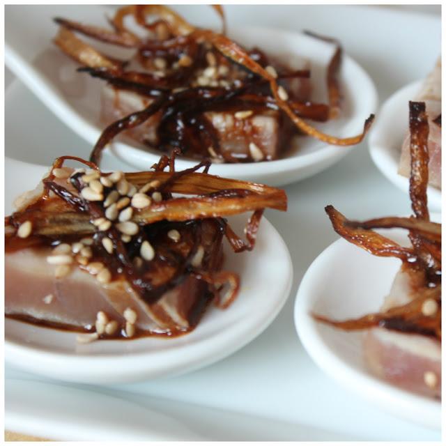 tataki de atún con vinagreta de jengibre y sésamo - tuna tataki with giger vinaigrette and sesame seeds