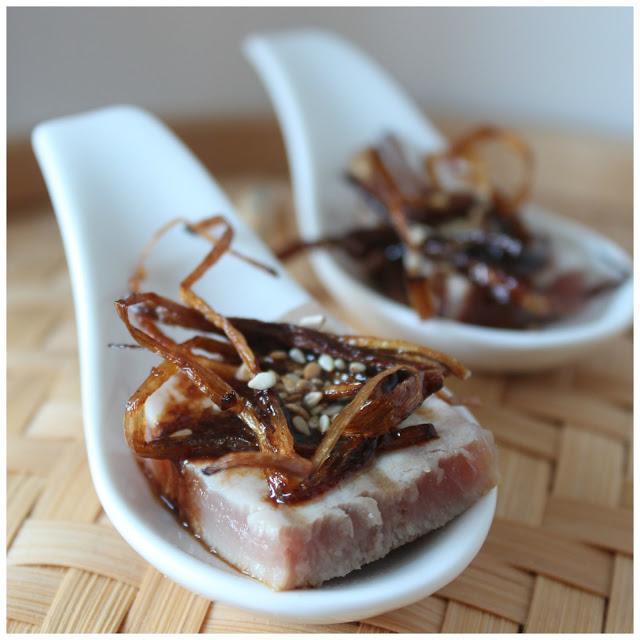 tataki de atún con vinagreta de jengibre y sésamo - tuna tataki with giger vinaigrette and sesame seeds