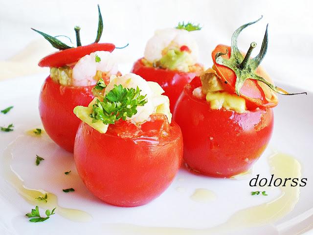 Tomates mini rellenos de camarones  y aguacate con vinagreta de pepinillo