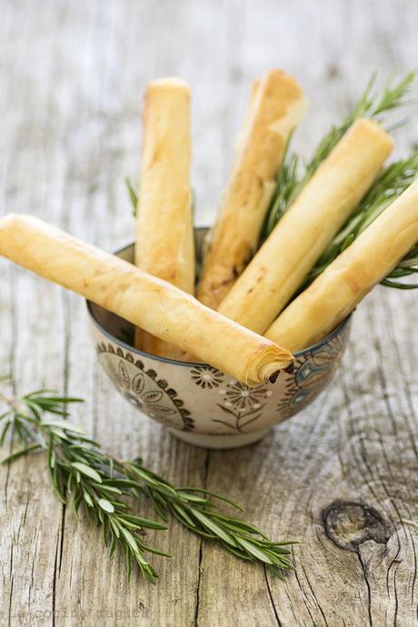 Cigarros de pasta filo con cabra, miel y romero