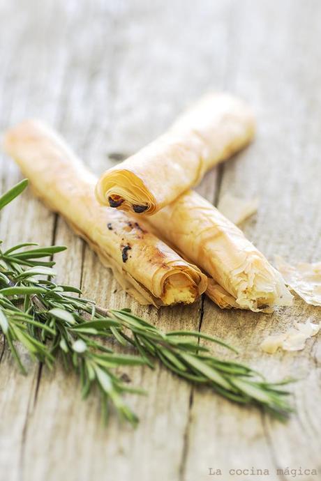 Cigarros de pasta filo con cabra, miel y romero