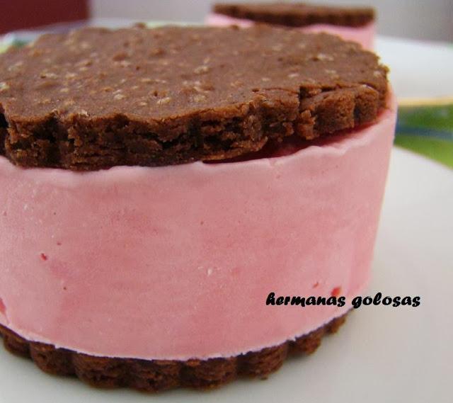 HELADO DE GROSELLA EN SANDWICH DE BROWNIE
