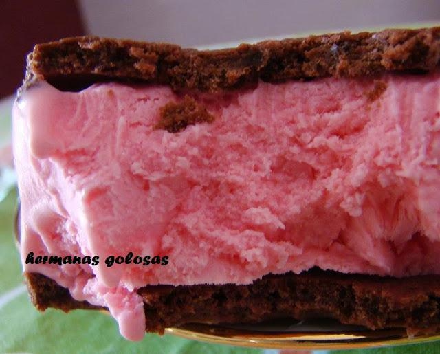 HELADO DE GROSELLA EN SANDWICH DE BROWNIE
