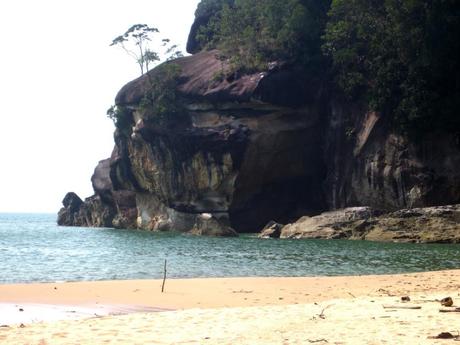 Relajándome en la playa Pandan Kecil tras una caminata. 