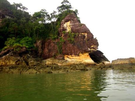 Piedras típicas que caracterizan la costa de Bako