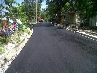 Inician asfaltado carretera Plaza Cacique, en Neiba.