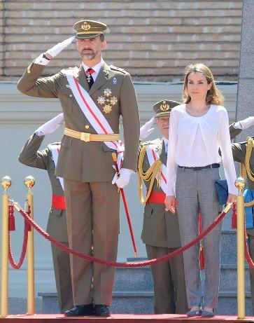 Dña. Letizia en camisa y bailarinas en la Academia Militar de Zaragoza