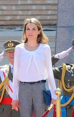 Dña. Letizia en camisa y bailarinas en la Academia Militar de Zaragoza