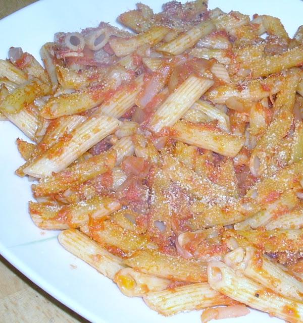 PENNE CON SALSA PICANTE Y SALSA DE SAN PEDRO