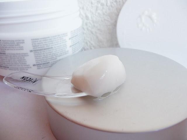 Polvos voluminizadores para el cabello de Bottega Verde y Mascarilla hidratante de ICON