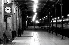 Unos van por un sendero recto