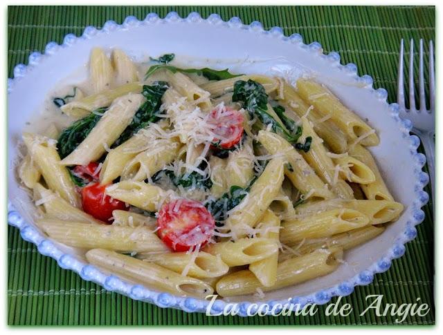 MACARRONES CON SALSA DE QUESO AZUL, CHERRYS Y RÚCULA