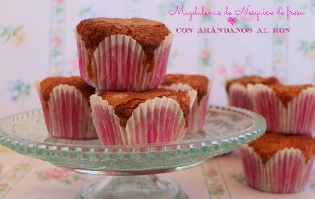 Magdalenas de Nesquick de fresa con arándanos al ron