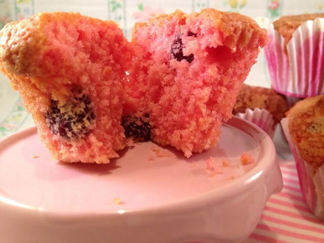 Magdalenas de Nesquick de fresa con arándanos al ron