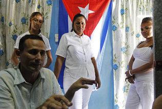  

El disidente cubano José Daniel Ferrer, acompañado de su esposa Belkis Cantillo (centro), su hija Martha (izq.) y otra familiar, da una entrevista en esta foto de archivo de marzo del 2012.
 