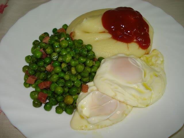 GUISANTES CON JAMÓN, PURÉ Y HUEVOS FRITOS