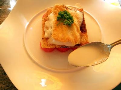 Perlas de sandía y crocante de queso con ajoblanco