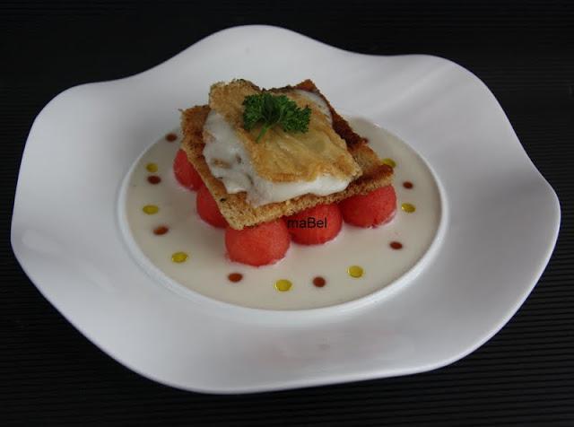 Perlas de sandía y crocante de queso con ajoblanco