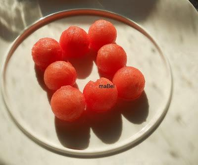 Perlas de sandía y crocante de queso con ajoblanco