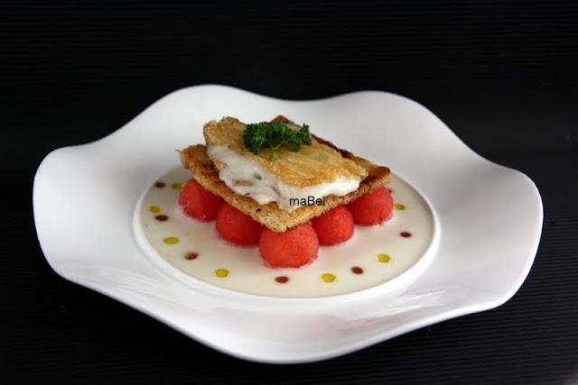 Perlas de sandía y crocante de queso con ajoblanco