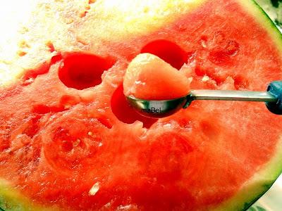 Perlas de sandía y crocante de queso con ajoblanco