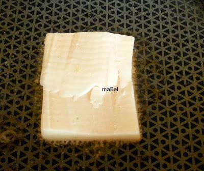 Perlas de sandía y crocante de queso con ajoblanco