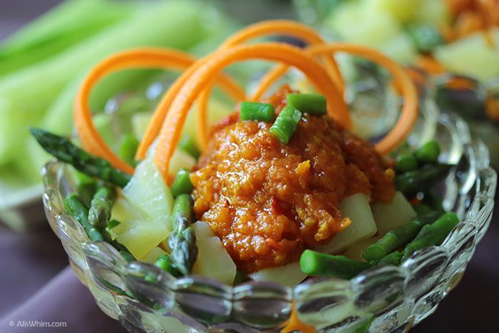 Ensaladilla de espárragos, salsa de tomate y zanahorias