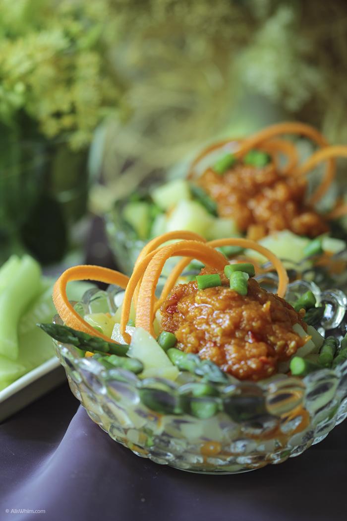 Ensaladilla de espárragos, salsa de tomate y zanahorias