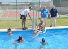 Sant Joan de Moró instala un elevador hidráulico en las piscinas municipales para personas con movilidad reducida