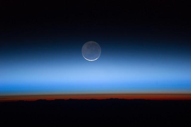La Luna sobre la Tierra desde la Estación Espacial Internacional