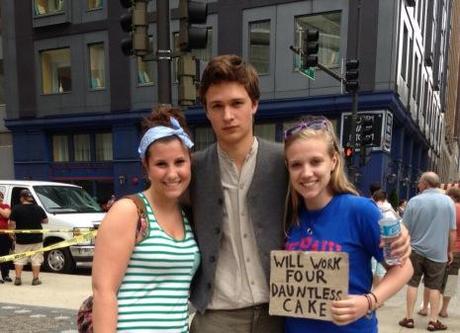 Veronica Roth, Ansel Elgort y Tony Goldwyd en el set de Divergente con fans