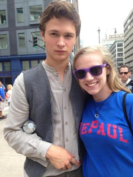 Veronica Roth, Ansel Elgort y Tony Goldwyd en el set de Divergente con fans