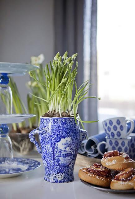 UNA CASA DECORADA CON DETALLES EN AZUL COBALTO