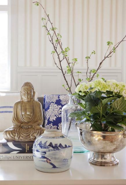 UNA CASA DECORADA CON DETALLES EN AZUL COBALTO