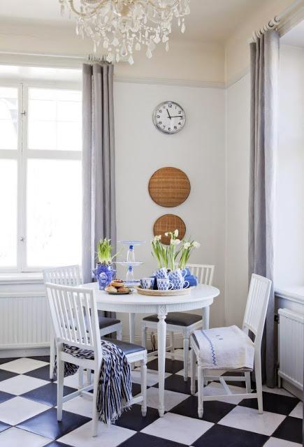 UNA CASA DECORADA CON DETALLES EN AZUL COBALTO