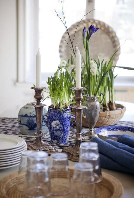 UNA CASA DECORADA CON DETALLES EN AZUL COBALTO