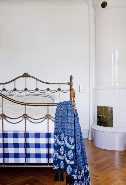 UNA CASA DECORADA CON DETALLES EN AZUL COBALTO