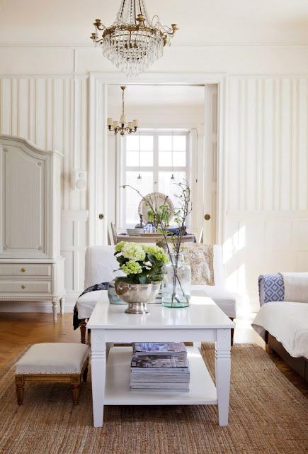 UNA CASA DECORADA CON DETALLES EN AZUL COBALTO