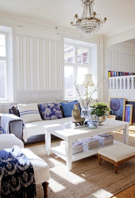 UNA CASA DECORADA CON DETALLES EN AZUL COBALTO