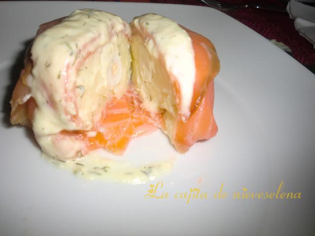 Salmón ahumado relleno de huevos de codorniz