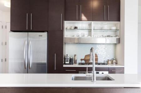 vacaciones pisos alquiler new york pisos apartamentos new york Piso de alquiler en Brooklyn New York diseño decoración interiores alquiler decoración minimalista usa new york brooklyn decoración en blanco cocinas oscuras cocinas modernas blog decoración nórdica 