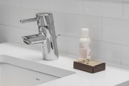 vacaciones pisos alquiler new york pisos apartamentos new york Piso de alquiler en Brooklyn New York diseño decoración interiores alquiler decoración minimalista usa new york brooklyn decoración en blanco cocinas oscuras cocinas modernas blog decoración nórdica 