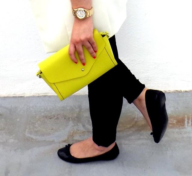 UN CHALECO BLAZER CON UN PUNTO DE COLOR