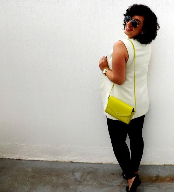 UN CHALECO BLAZER CON UN PUNTO DE COLOR