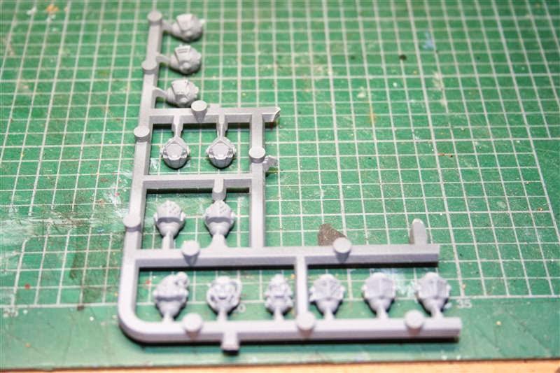 Neutral Grey de Vallejo Model Color en los cascos de los paladines