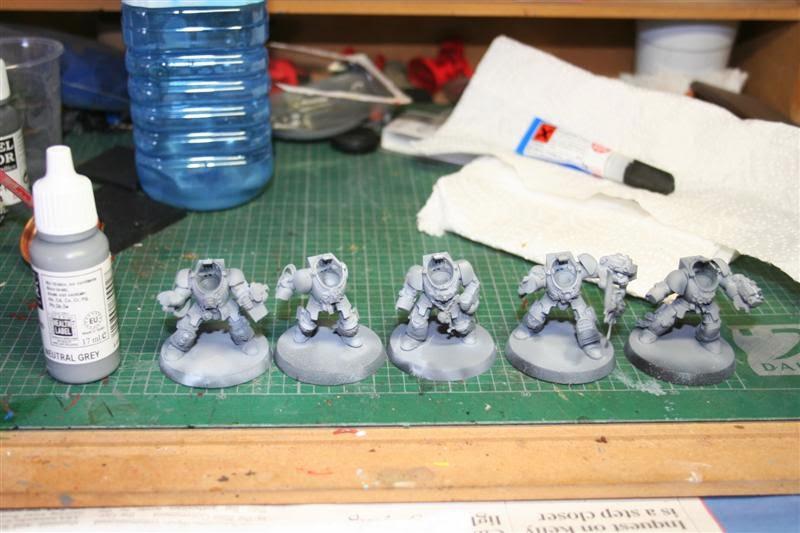 Neutral Grey para el acabado final en las servoarmaduras de los paladines