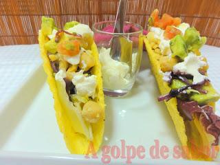 Tacos con garbanzos y aguacate bañados de nata agria