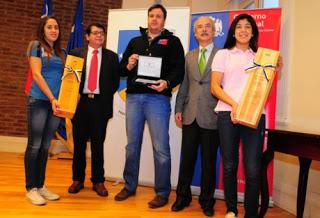 GOBIERNO REGIONAL ENTREGÓ RECONOCIMIENTO A DESTACADAS NADADORAS MAGALLÁNICAS